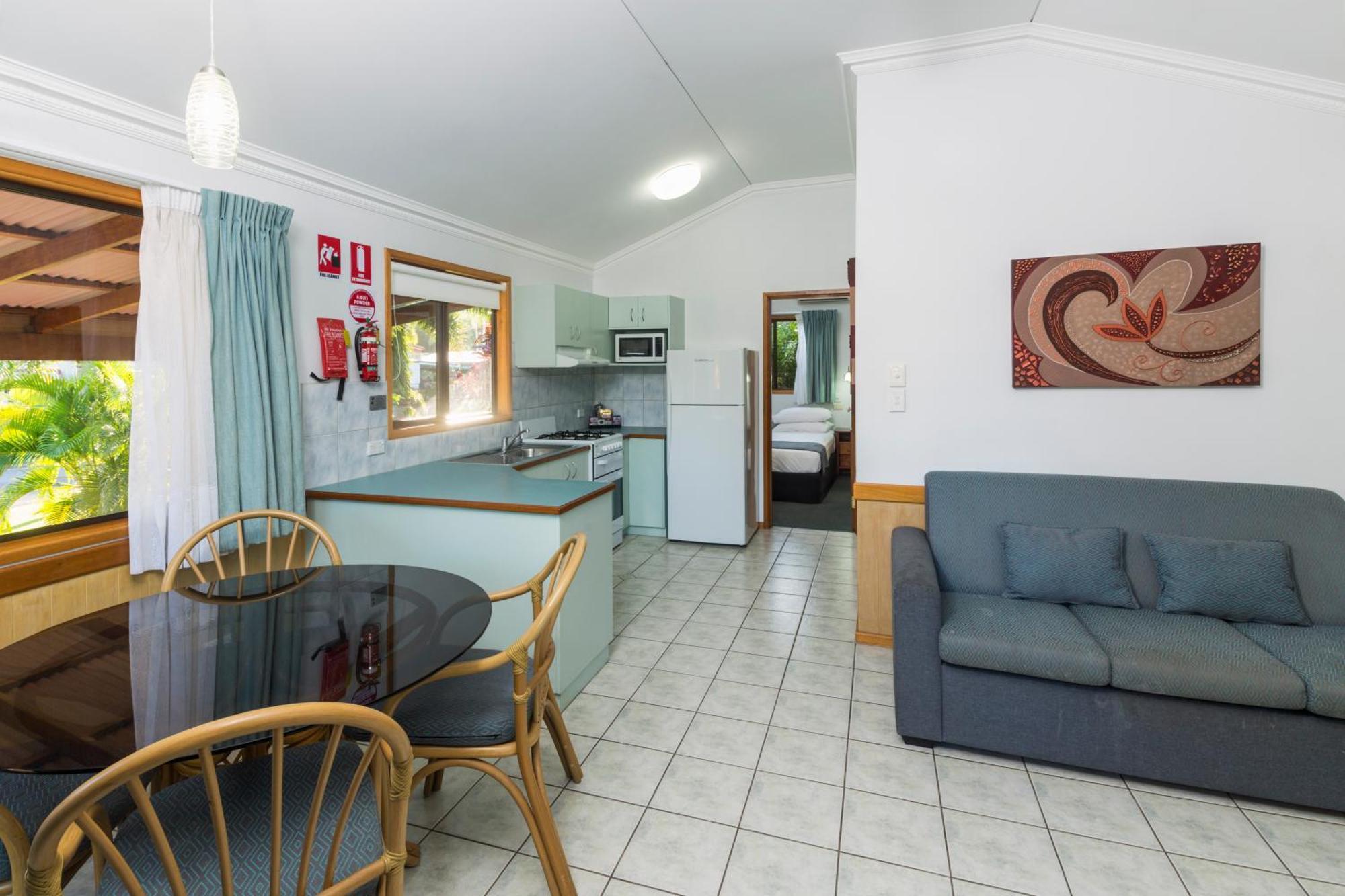 Ingenia Holidays Cairns Coconut Rom bilde A typical two-bedroom villa at a holiday park