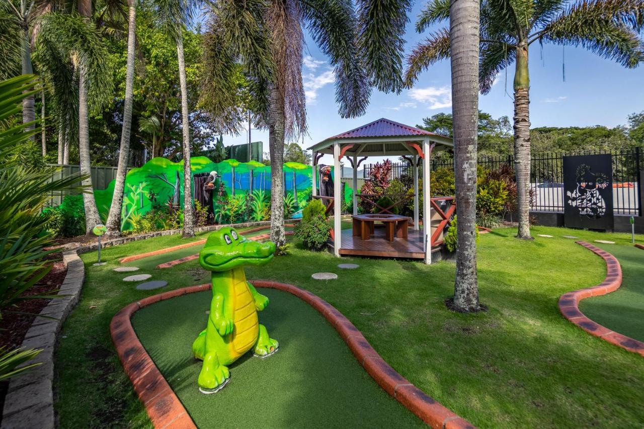 Ingenia Holidays Cairns Coconut Eksteriør bilde Miniature golf at the resort
