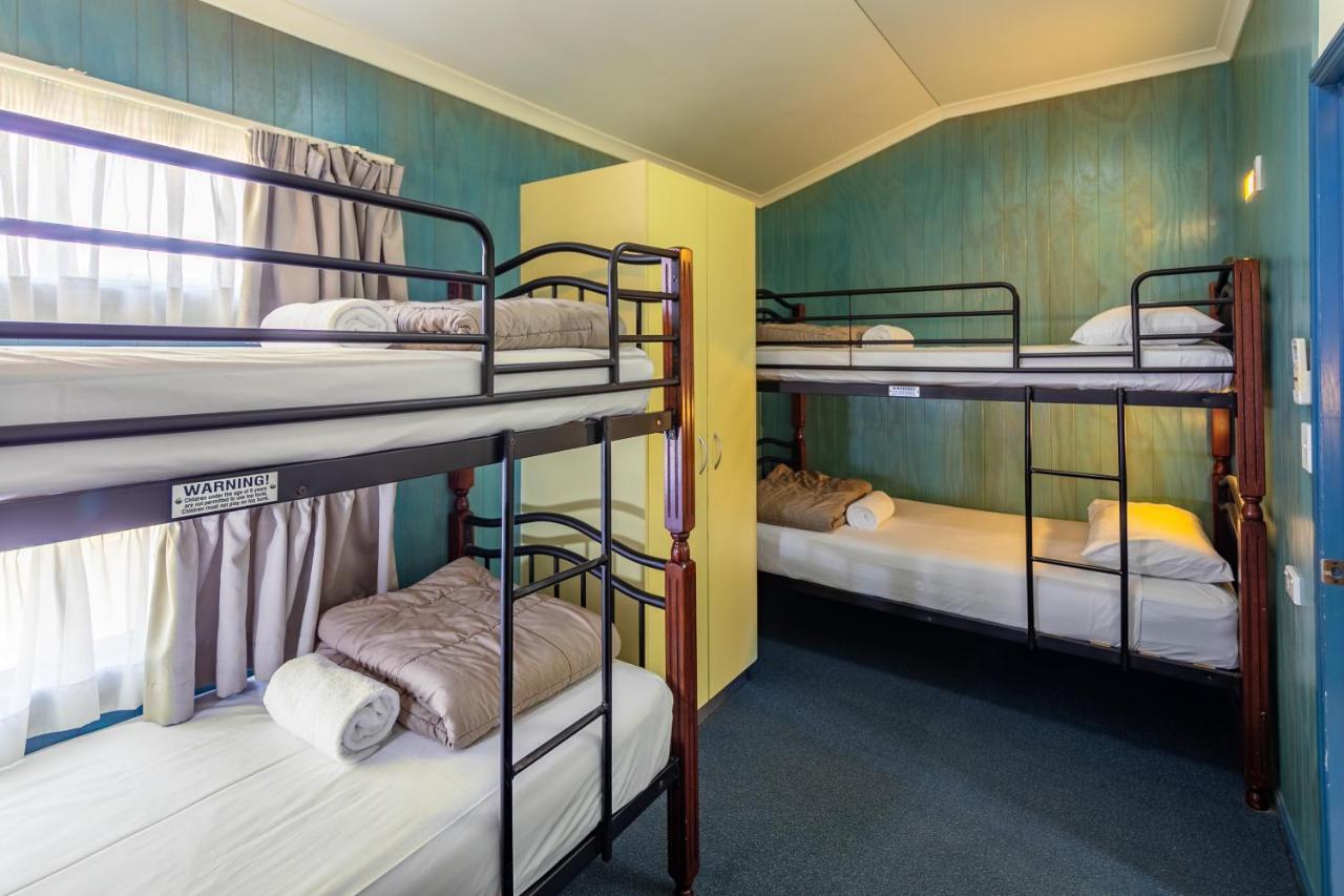 Ingenia Holidays Cairns Coconut Eksteriør bilde A typical room at a backpacker hostel in Australia