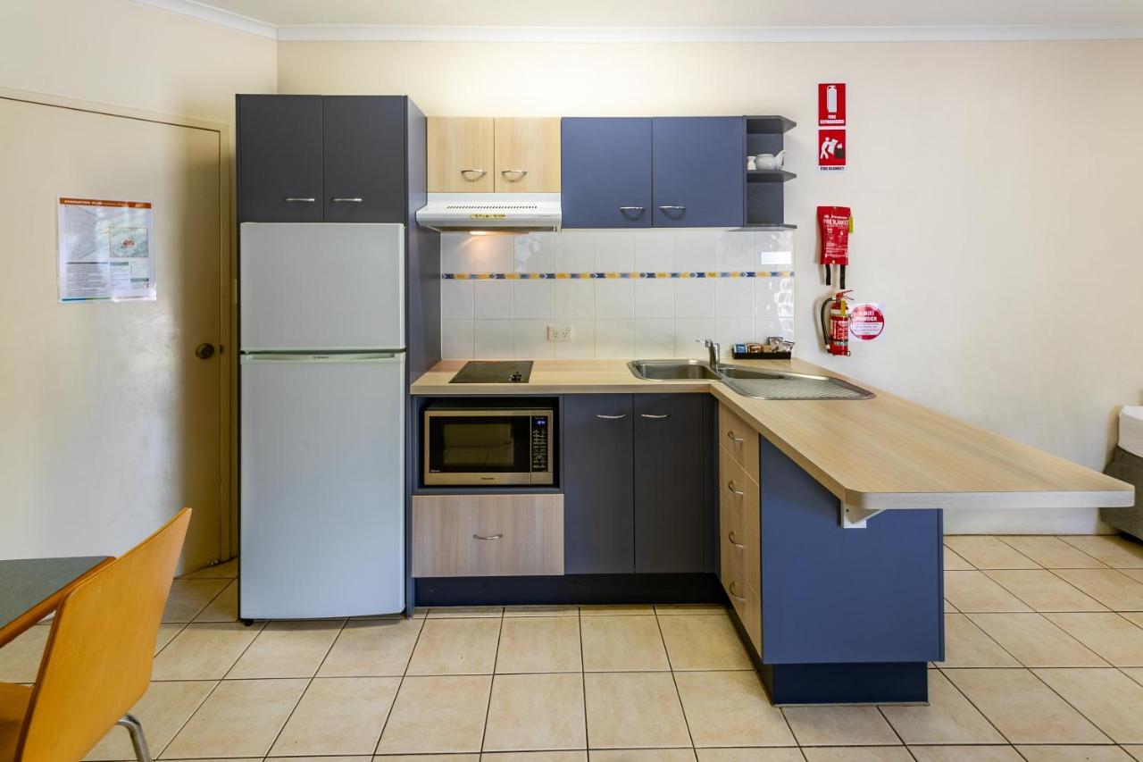 Ingenia Holidays Cairns Coconut Eksteriør bilde A typical kitchen in a student apartment