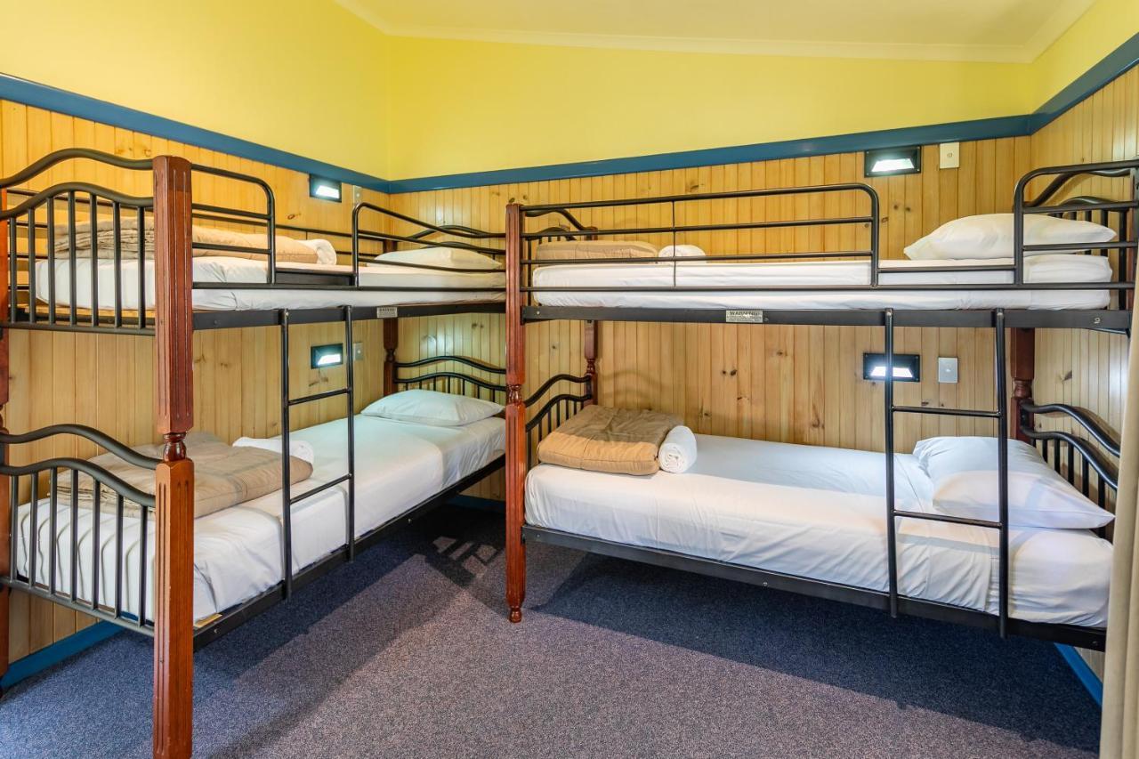Ingenia Holidays Cairns Coconut Eksteriør bilde A typical room at a backpackers' hostel in Australia